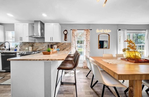 North Tampa House | Bungalow by USF/Busch Gardens w Hot Tub & Fire Pit