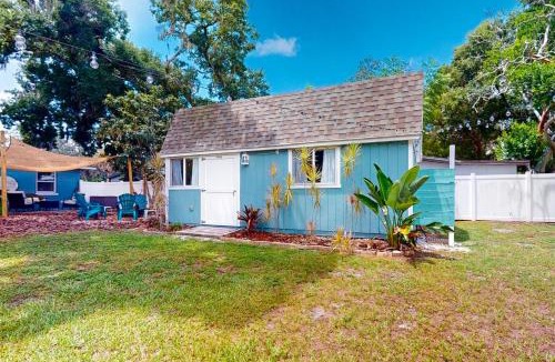 New Port Richey Hotel | Bunglow Boogie Bunkhouse
