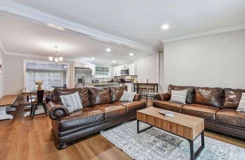 Temple Terrace House | By the River, Pool and King bed
