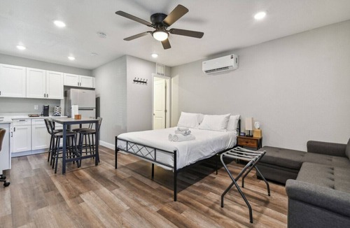 Temple Terrace House | By the River, Pool and King bed