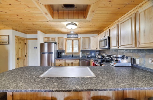 Village at Camelback House | CAMELBACK CABINS 103 in POCONOS Ski on off block parking level no steps to unit