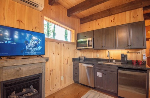 West Jefferson Cabin | Camp 4 Tiny Homes | #7 El Capitan | 1 Mi. to Downtown West Jefferson