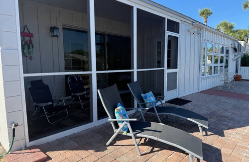Whitney Beach Condo | Canal Front Bliss - Cozy 1-Bedroom Condo on Longboat Key