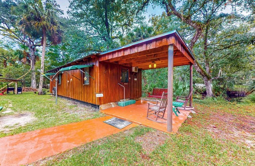 Bronson Cabin | Canoe, Fire Pit & Grill! Wacassa River Retreat