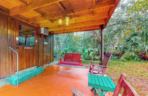 Bronson Cabin | Canoe, Fire Pit & Grill! Wacassa River Retreat