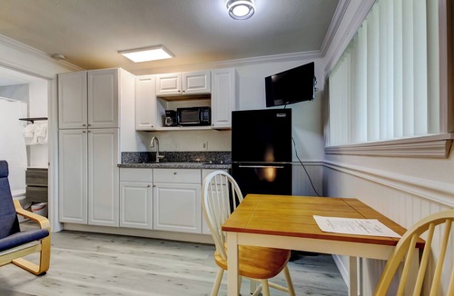 Sunset Reef Apartment | CAROUSEL SUITES - #9 NEWLY RENOVATED STUDIO