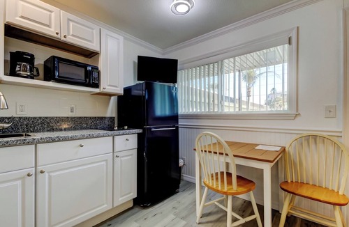 Sunset Reef Apartment | CAROUSEL SUITES - #9 NEWLY RENOVATED STUDIO