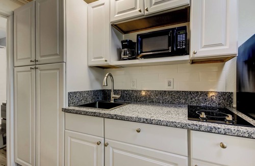 Sunset Reef Apartment | CAROUSEL SUITES - #9 NEWLY RENOVATED STUDIO