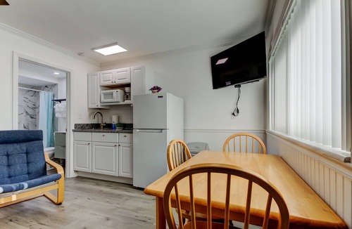 Sunset Reef Hotel | 🌞Carousel Suites #6 - Updated Studio steps to the beach- Perfect for a Relaxing Getaway!