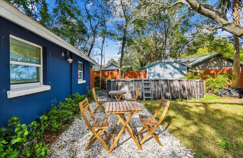 Bayou Oaks House | Casa De Sarasota Cozy, fun and discreet getaway.