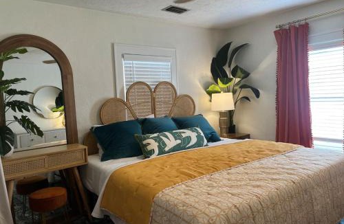 Mount Dora House | Casita Encanta-Dora, Steps to town, Pet-Friendly