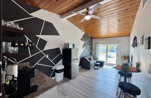 Pinecrest West Park Apartment | Casita Noir by Tampa Bay Hotspots & Airport!
