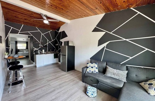 Pinecrest West Park Apartment | Casita Noir by Tampa Bay Hotspots & Airport!