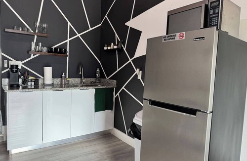 Pinecrest West Park Apartment | Casita Noir by Tampa Bay Hotspots & Airport!