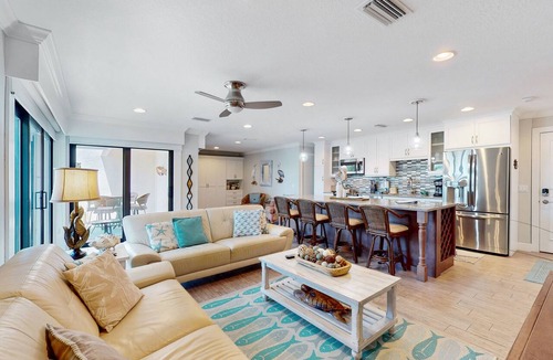 Holmes Beach Condo | Casual beachside getaway with pool, and easy beach access