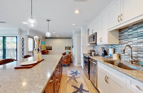 Holmes Beach Condo | Casual beachside getaway with pool, and easy beach access