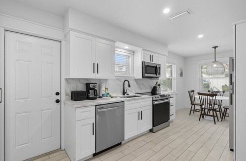 Ilexhurst House | Central location|Walk to beach, trolley stop