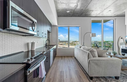 Channel District Apartment | Channelside Studio: Work | Live | Explore DT Area!