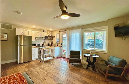 Somers Bed & Breakfast | Charming 1 bed/bath Suite in waterfront Cottage