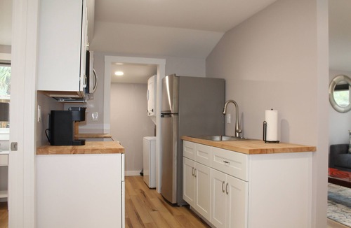 Holiday House | Charming 1-bedroom house with AC, WiFi in enchanting Tarpon Springs