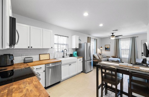 Tarpon Springs Cottage | Charming 1-bedroom Cottage - Close to Downtown/Sponge Docks/Beaches/Trails