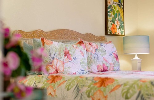 Pass-a-Grille House | Charming 1930s Bayside Bungalow in Spanish Triplex - 1 Minute from Best Beach