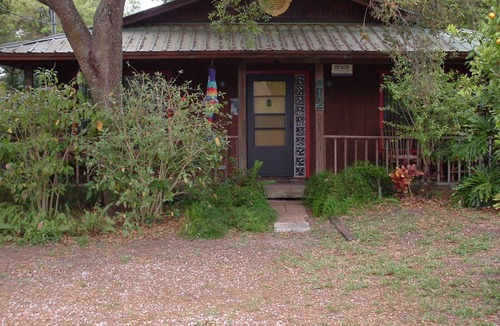 St. Augustine Beach Cottage | CHARMING 2/2 COTTAGE JUST A SHORT WALK TO THE BEACH/PET FRIENDLY/WIFI