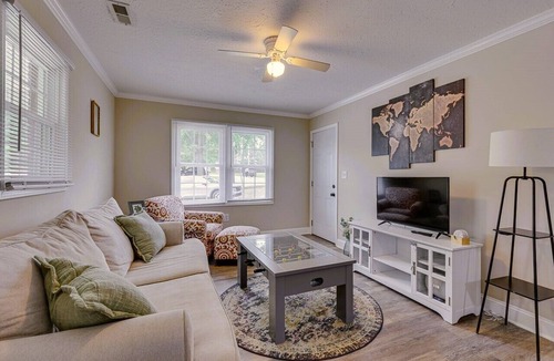 Easley House | Charming 2-Bd 1-Ba home in Easley near GVL & Clemson w/WiFi, self check-in & AC