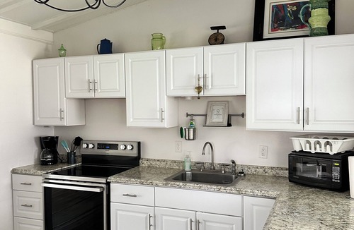 Groveland House | Charming 2-bedroom bungalow on a Private Lake. Great fishing & close to Disney!