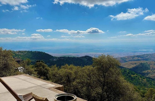 Stallion Springs Cabin | Charming 2-bedroom cabin with WiFi, AC in brilliant Tehachapi