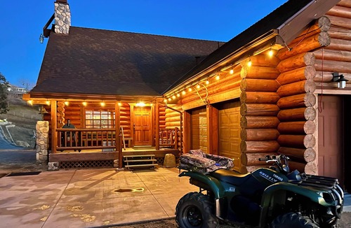 Stallion Springs Cabin | Charming 2-bedroom cabin with WiFi, AC in brilliant Tehachapi