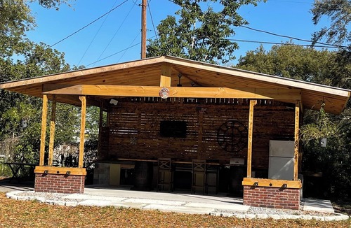 Bearss Plaza Ski Chalet | Charming 2-bedroom chalet with WiFi, AC in lovely Tampa