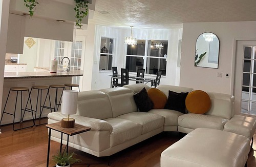 Bearss Plaza Ski Chalet | Charming 2-bedroom chalet with WiFi, AC in lovely Tampa