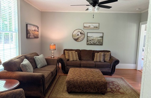 Americus House | Charming 2-bedroom farmhouse in enchanting Americus with AC