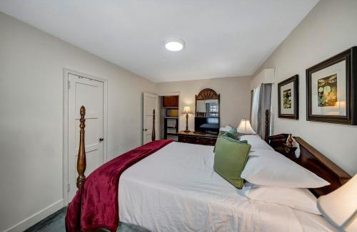 Cayce House | Charming 2BR - Antique Cottage