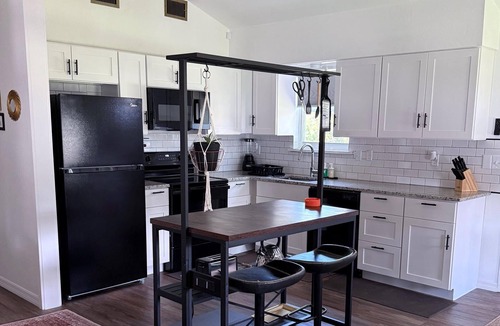 South Pinellas Community Council House | Charming 3-bedroom house with WiFi, AC, & heated swimming pool in St. Pete.