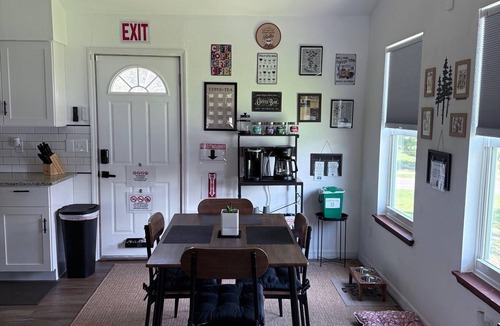 South Pinellas Community Council House | Charming 3-bedroom house with WiFi, AC, & heated swimming pool in St. Pete.