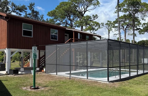 South Pinellas Community Council House | Charming 3-bedroom house with WiFi, AC, & heated swimming pool in St. Pete.