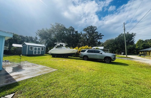 Edgewater House | Charming 3-bedroom bungalow with 2 single kayaks in Edgewater
