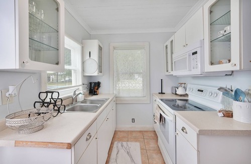 Ocala Cottage | Charming 3-bedroom Cottage with AC and WiFi Near Historic Downtown Square Ocala