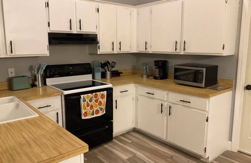 Lake St. George House | Charming 3-bedroom bungalow with Fenced in backyard ,Pet friendly in Palm Harbor