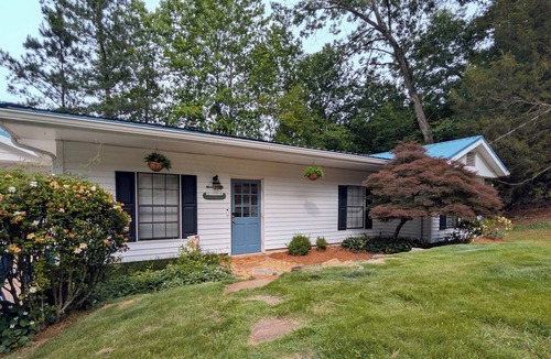 Gainesville House | Charming 3BR/2BA lakehouse with private dock on quiet, deepwater cove.