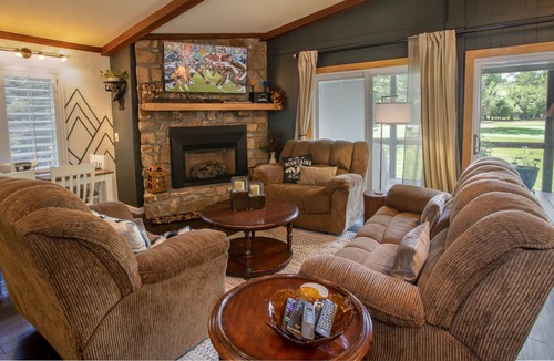 Beech Mountain Cottage | Charming 4BR Cottage, 1 Mile to Skiing! Fire Pit! Mountain Views! King Master!