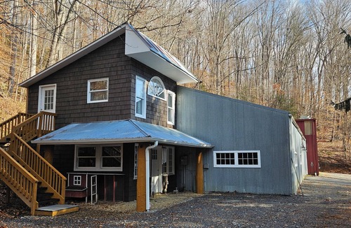 Marshall House | Charming barn loft in quaint Marshall