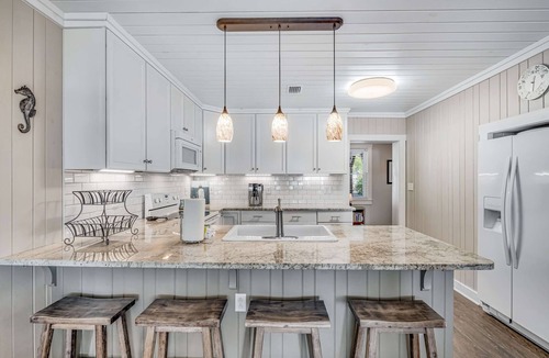 Ono Island House | Charming bay front home with WiFi, central AC, balcony, & deck