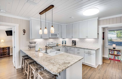 Ono Island House | Charming bay front home with WiFi, central AC, balcony, & deck