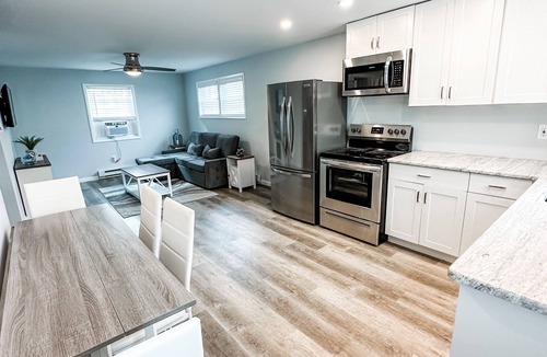 Southend House | ~Charming Beach Block Bungalow ~ Steps to the Ocean