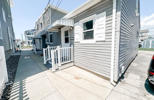 Southend House | ~Charming Beach Block Bungalow ~ Steps to the Ocean