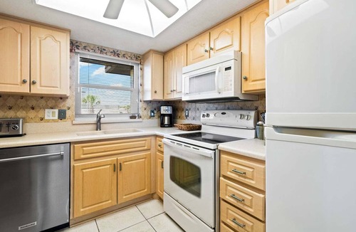 Avon By The Sea Condo | Charming Cocoa Beach Condo w/Private Balcony, Heated Pool, Putting Green, & BBQ Grill! ☀️🌴