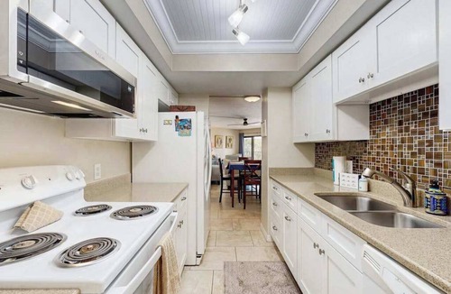 Bradenton Condo | Charming condo w/access to shared pool, riverwalk & close to Island Ferry